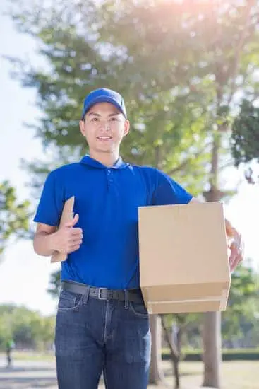 eliveryman stand and thumb up